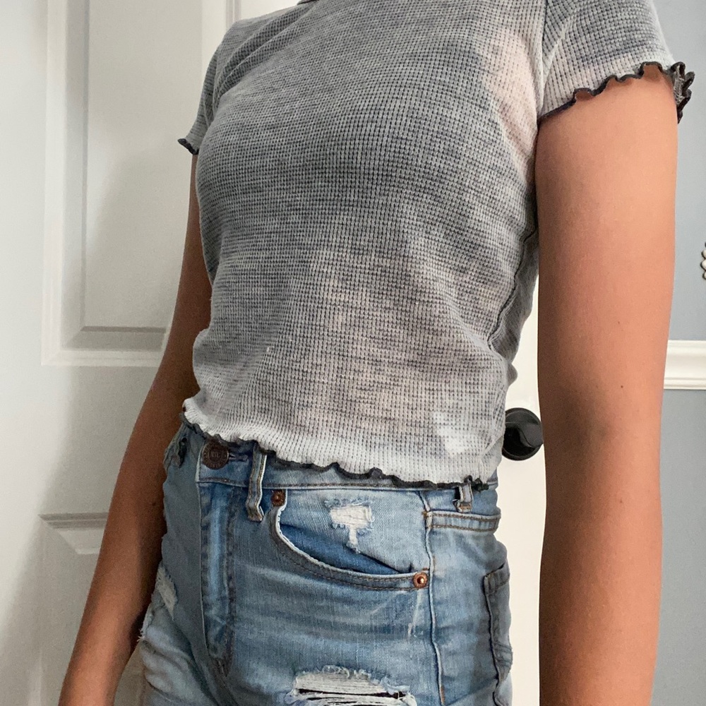 American Eagle lettuce hem crop top